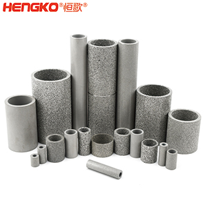 如果您對燒結(jié)不銹鋼濾管筒有任何疑問，您會在這里找到答案。  一、什么是燒結(jié)不銹鋼濾管筒？    是通過加熱或加壓的燒結(jié)工藝制成的特殊金屬管。根據(jù)您需要的金屬類型，可以選擇燒結(jié)不銹鋼金屬管、燒結(jié)銅金屬管或燒結(jié)青銅金屬管。  二、燒結(jié)金屬管有哪些用途？ 1.食品和飲料行業(yè)：防止食物營養(yǎng)成分被沖走，還可以過濾掉污染物。 2.水力發(fā)電廠為您工廠的渦輪機提供動力。保持電力循環(huán)生產(chǎn)。 3.天然氣生產(chǎn)廠可以捕獲氣體中的小污染物。 4.化學(xué)加工工業(yè)過濾掉有害污染物，提高化學(xué)產(chǎn)品的效率。 5.石油工業(yè)消除污染物來提高石油產(chǎn)品的純度。 6.醫(yī)藥行業(yè)去除藥品中的污染物，并提高藥用價值     三、燒結(jié)金屬管的優(yōu)點是什么？ 1.材料堅固形狀靈活    2.良好的滲透性     3.多種孔隙分布 4.性能穩(wěn)定可以應(yīng)對來自各種流體的高壓而不會變形。  5.機械強度高可以在高溫高壓等極其惡劣的環(huán)境中使用。 6.可以調(diào)整孔的大小    7.耐腐蝕和熱沖擊   8.設(shè)備易于清潔，無需長時間關(guān)機。  四、選擇燒結(jié)金屬管時要注意以下幾點：  優(yōu)質(zhì)材料、溫度范圍、微米變化、耐腐蝕、納污能力、機械強度 需要的高強度（恒歌316不銹鋼濾管正反向流動中提供相同的強度）      燒結(jié)金屬管的工作原理  五、什么材料可以制造燒結(jié)金屬管？ 1.燒結(jié)不銹鋼：高機械強度耐腐蝕，在高壓高溫中高效運行不會損壞；  2.銅粉末燒結(jié)管屬不銹鋼替代品，耐腐蝕且經(jīng)濟實惠，但耐溫和強度較差；  3.鎳合金，適用于極端工作條件的燒結(jié)金屬管。     注：燒結(jié)、固化、退火有以下幾個方面的比較：  1.燒結(jié)：這是一種熱處理方法，會使粉末狀物質(zhì)形成整體材料，利用粉末中單個粒子之間發(fā)生的擴散?？梢怨虘B(tài)和液態(tài)下發(fā)生。     金屬粉末  2.養(yǎng)護：是用來加速化學(xué)反應(yīng)的技術(shù)，適用于高分子及高分子材料復(fù)合。當熱固性聚合物在室溫下無法在合理時間內(nèi)固化時，您將使用固化爐應(yīng)用高溫來實現(xiàn)固化過程。  （例如，當您將預(yù)浸碳纖維覆蓋在模具上時可以固化它，使它保持模具的形狀，單體會在固化溫度下迅速反應(yīng)，從而形成熱固性聚合物，使預(yù)浸墊物質(zhì)變硬。）  3.退火：是一種熱處理技術(shù)，用于使用非常高的溫度來減輕物質(zhì)的應(yīng)力，降低處理物質(zhì)中原子間鍵內(nèi)的內(nèi)應(yīng)力和整體彈性能。此外，它是指金屬熱處理、高性能聚合物和陶瓷玻璃的術(shù)語。  （例如，您可以將冷軋鋼坯退火，制成另一種產(chǎn)品，當內(nèi)部應(yīng)力不推薦時，例如在進行機加工之前，您可使用此過程，機械加工通過去除材料來改變內(nèi)應(yīng)力的分布。     六、有哪些類型的燒結(jié)金屬管： 1.燒結(jié)多孔金屬管金屬管上的孔有助于過濾過程，運營成本低，但由于表面積小效率較低。     2.褶皺燒結(jié)金屬管表面積大于多孔金屬管，過濾效率高，但成本也高。     七、能清洗燒結(jié)金屬管嗎？ 建議定期清潔設(shè)備上累積的污染物提高效率，確保其經(jīng)久耐用并發(fā)揮最佳性能，延長使用壽命。  在 Hengko我們將幫助您獲得合適的燒結(jié)不銹鋼濾管筒以滿足獨特的應(yīng)用要求。您有任何疑問，請隨時聯(lián)系我們的團隊。m.tlzgjx.com